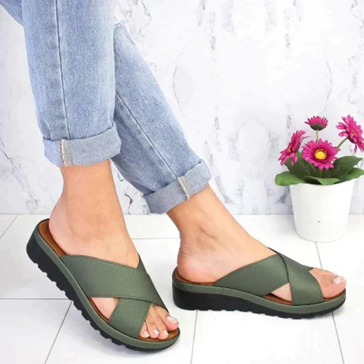 Brigitte | Stilvolle Sandale mit gekreuzten Riemen