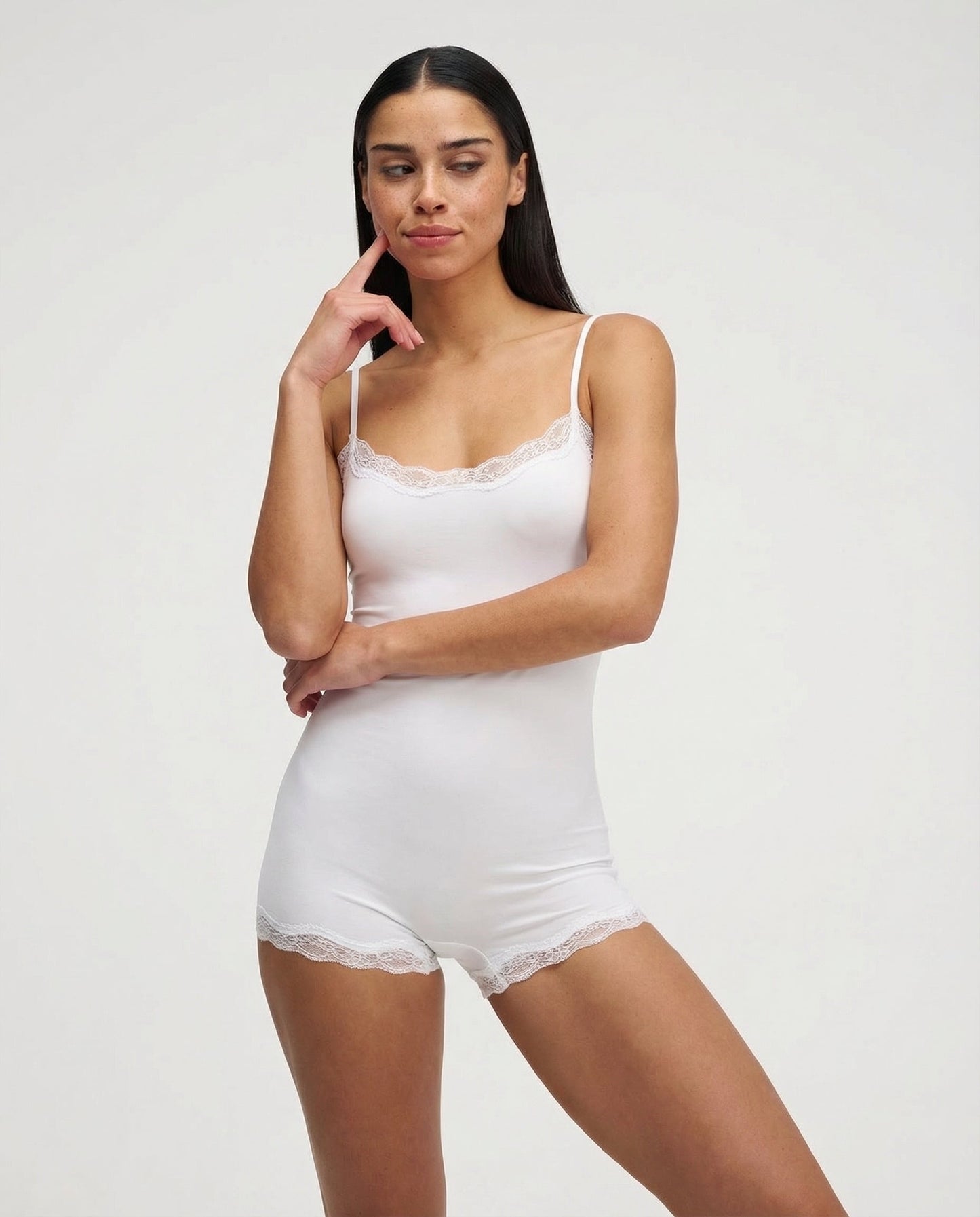 Katharina | Eleganter Damen-Strampler mit Zartem Spitzenbesatz