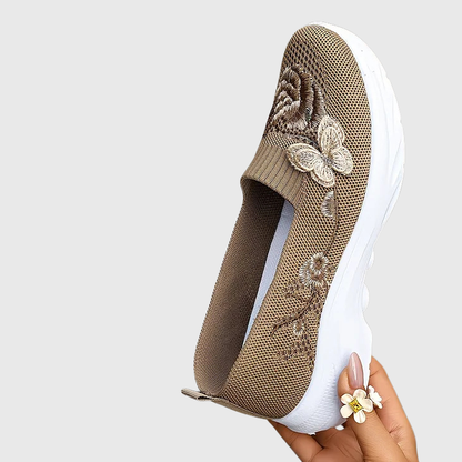 Feldmann™ | Slipper mit Schmetterlingsstickerei