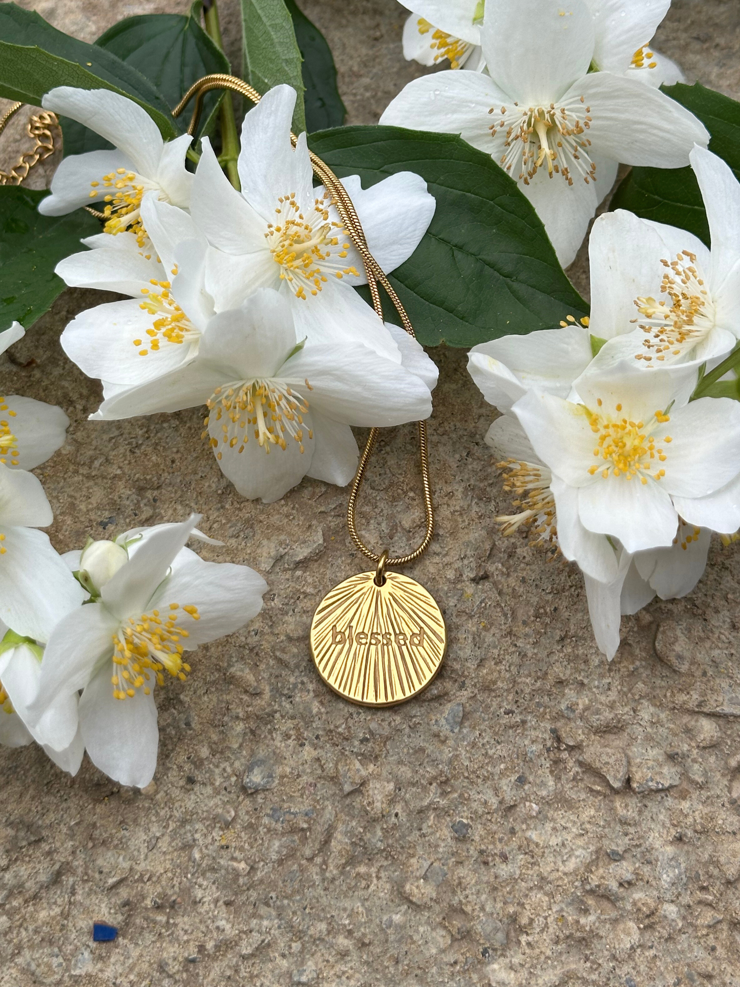 Aurelis™ | Blessed Halskette aus 18k vergoldetem Edelstahl
