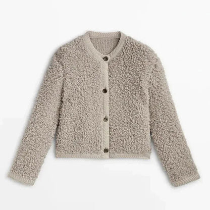Christina | Gemütliche und niedliche moderne Strickjacke