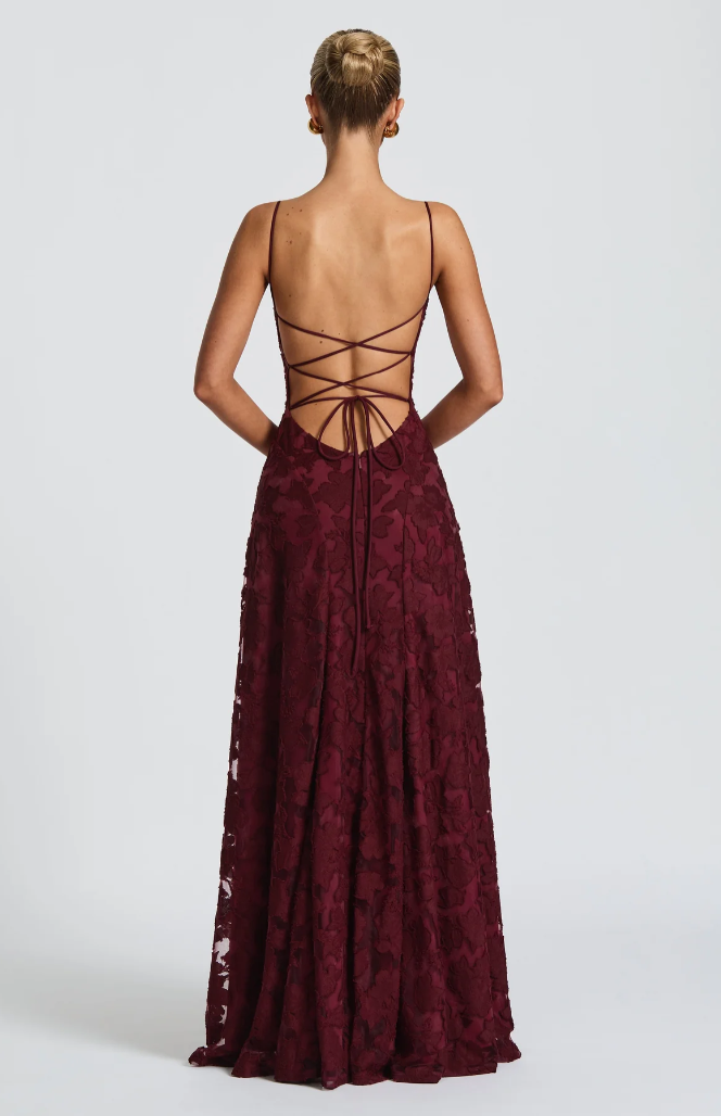 Isabella | Elegantes Spitzen-Maxikleid mit figurbetonter Silhouette