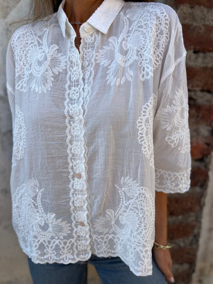 Lina | Elegante Spitzenbluse mit Blumenstickerei