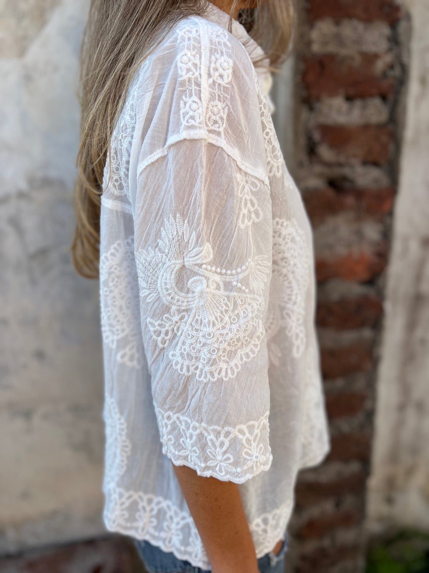 Lina | Elegante Spitzenbluse mit Blumenstickerei