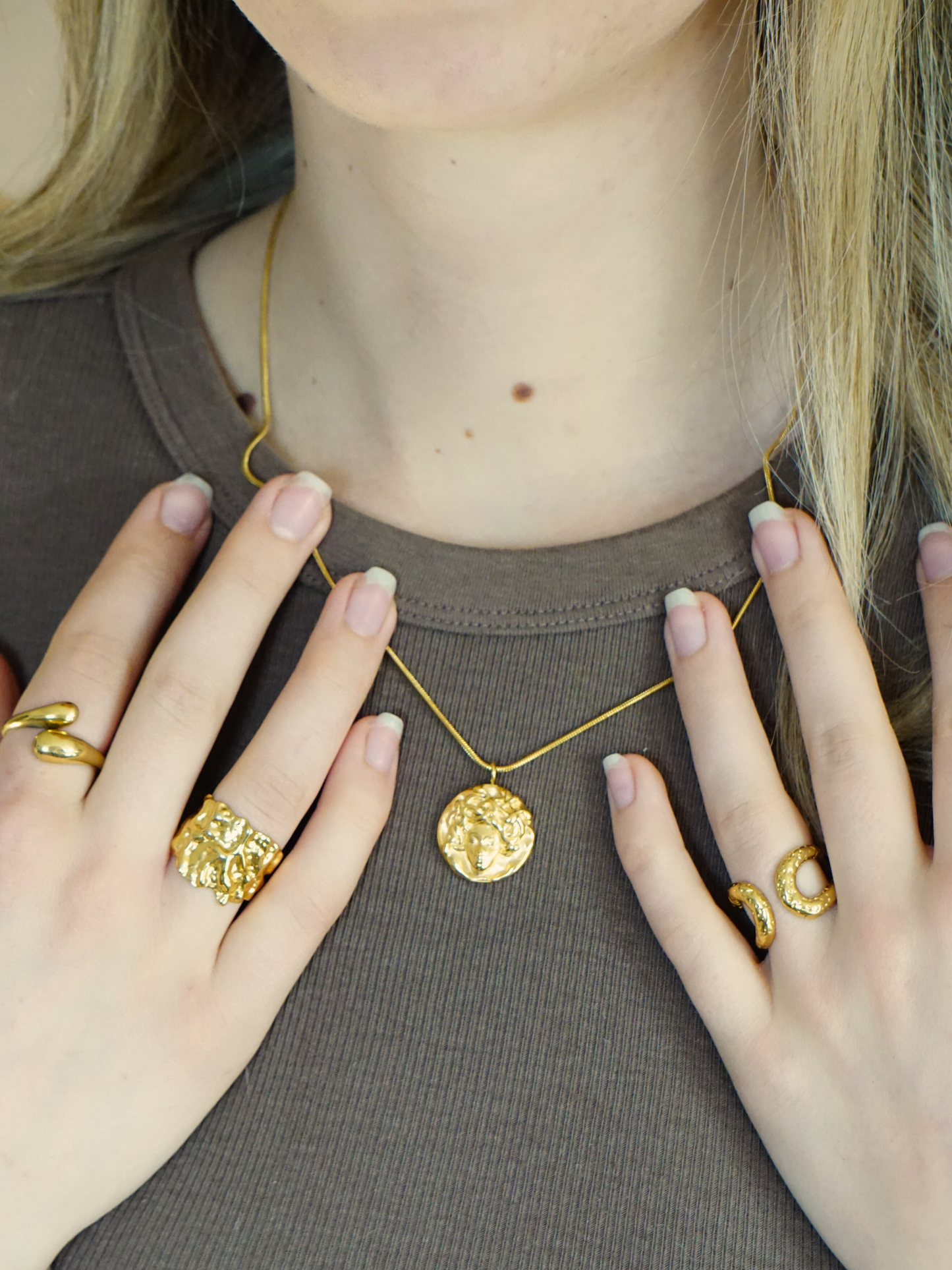 Aurelis™ | Medusa Halskette aus Edelstahl mit 18k Gold Beschichtung
