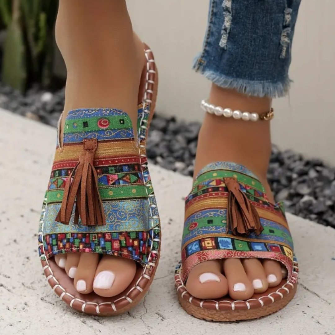 Liora | Elegante Boho Slide Sandalen mit feinen Quastendetails