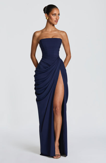 Anna | Elegantes trägerloses Maxikleid mit asymmetrischer Drapierung