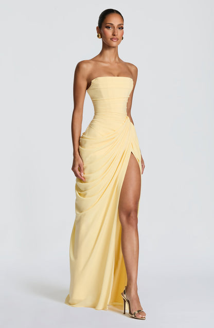 Anna | Elegantes trägerloses Maxikleid mit asymmetrischer Drapierung