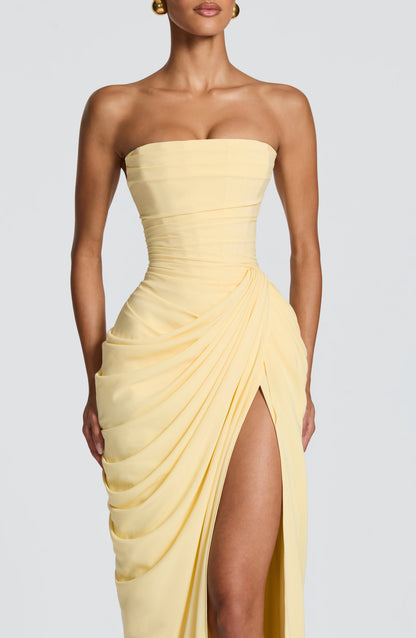 Anna | Elegantes trägerloses Maxikleid mit asymmetrischer Drapierung