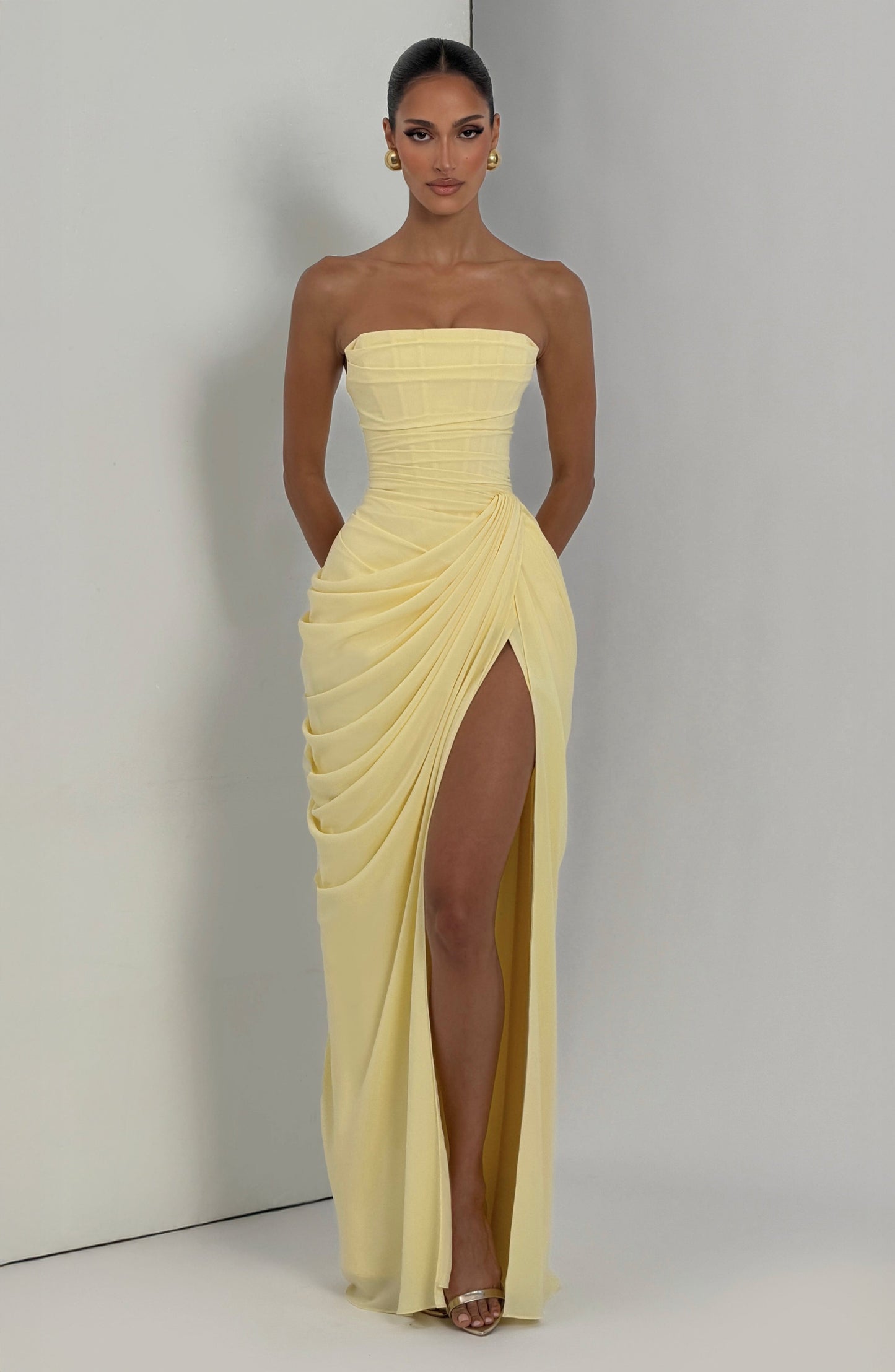 Anna | Elegantes trägerloses Maxikleid mit asymmetrischer Drapierung