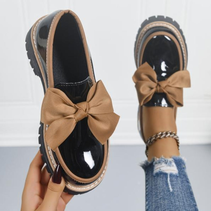 Claudia | Elegante Lackleder-Loafer mit Statement-Schleife