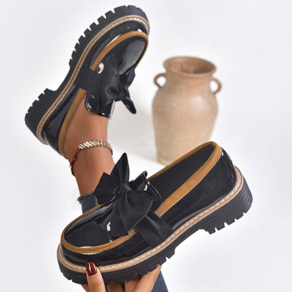 Claudia | Elegante Lackleder-Loafer mit Statement-Schleife