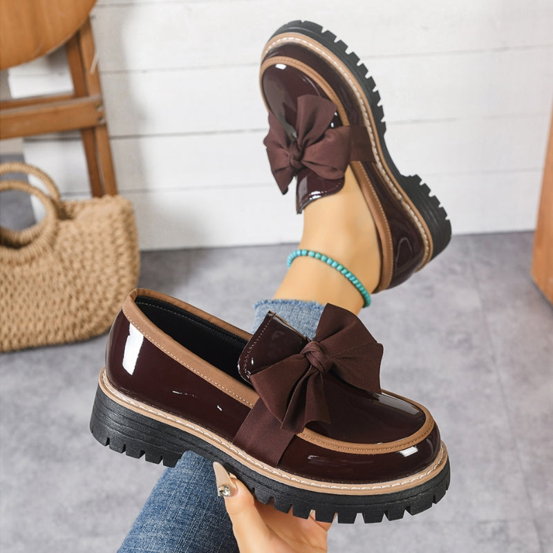 Claudia | Elegante Lackleder-Loafer mit Statement-Schleife