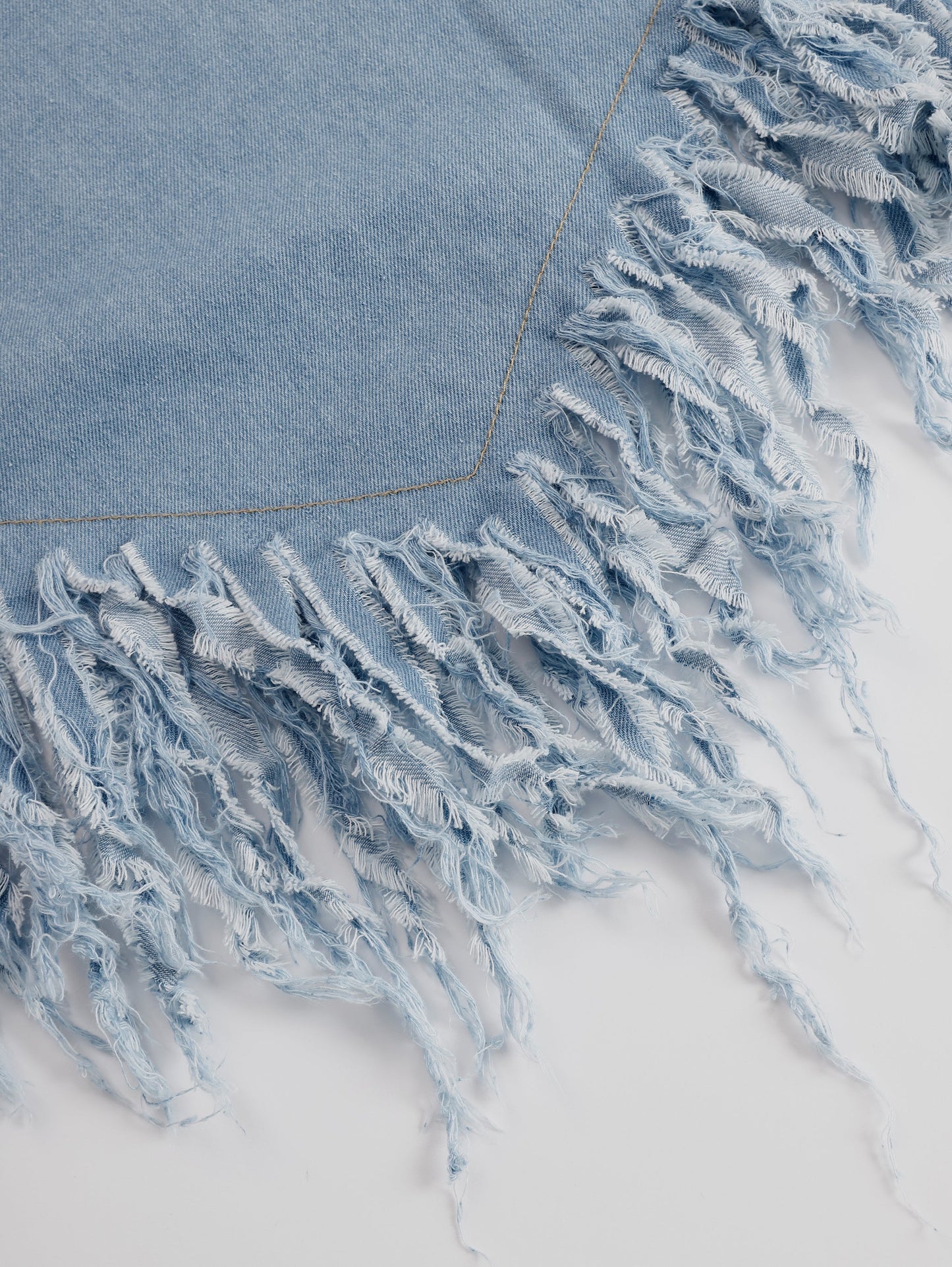 Juliane | Lässiges Minikleid mit Kragen und dynamischen Fransendetails