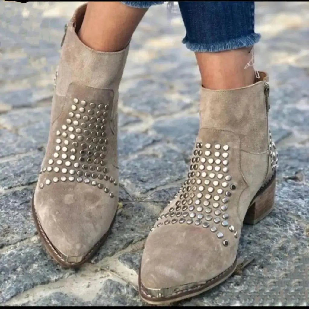 Leah | Elegante Stiefeletten mit Nietendesign und Blockabsatz