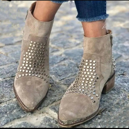 Leah | Elegante Stiefeletten mit Nietendesign und Blockabsatz