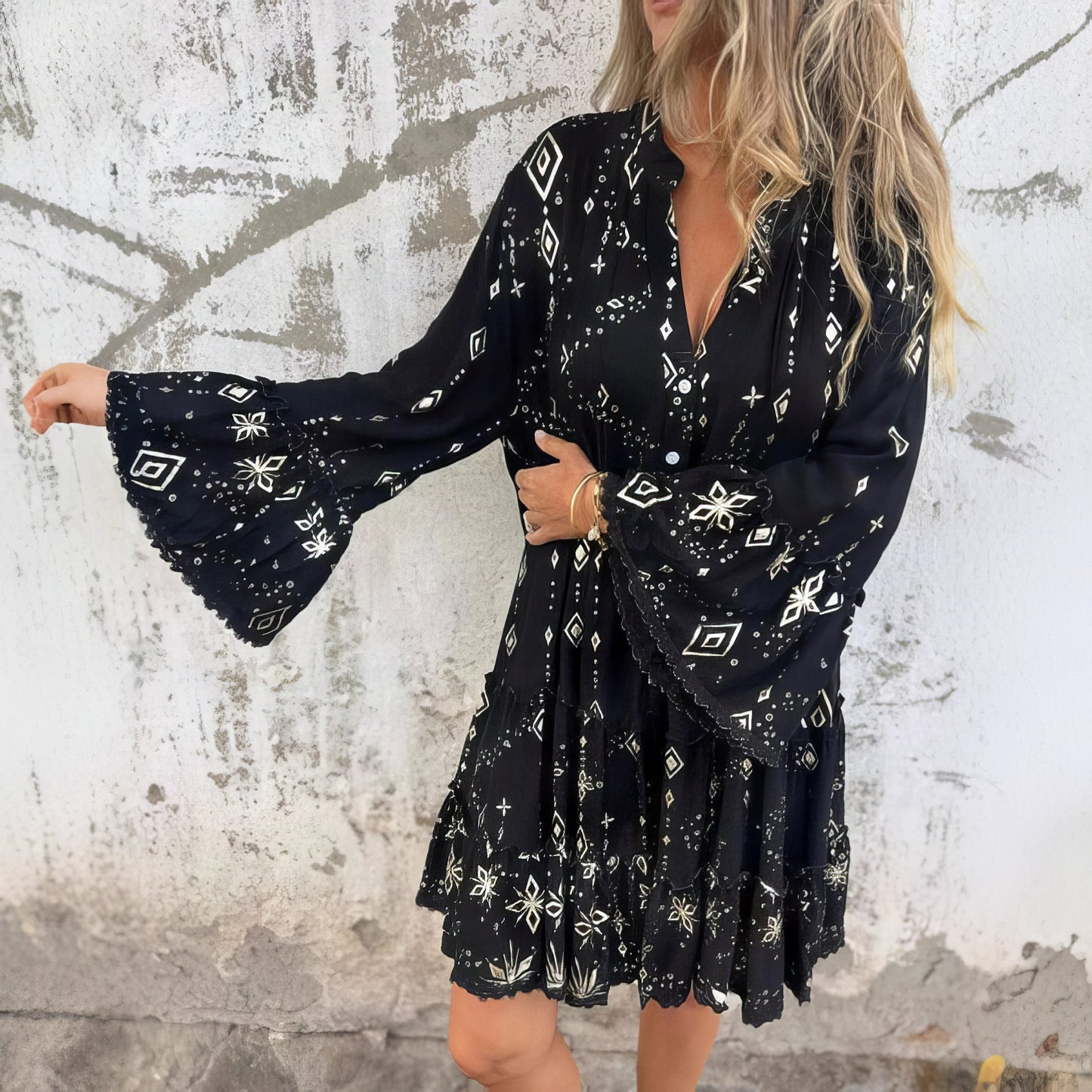 Aurelis™ | Boho Midikleid mit Empire-Taille und Goldakzenten